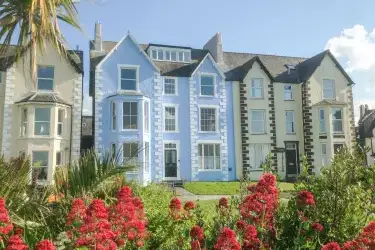 Sea View Apartment, Llanfairfechan, Conwy