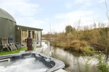 Secret Island Yurt, Tewkesbury, Gloucestershire