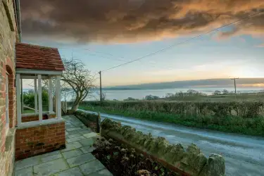 Sleeps 2, Romantic, Modern, Luxurious Cottage with garden, WiFi and Amazing Views