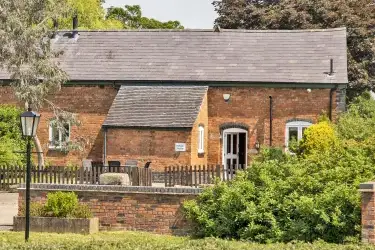 William's Hayloft with Swimming Pool, Sports Court & Toddler Play Area, Shropshire, Heart of England