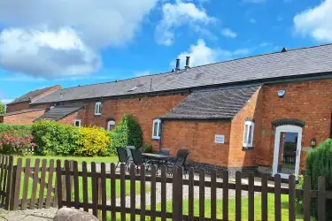 William's Hayloft with Swimming Pool, Sports Court & Toddler Play Area, Shropshire, Heart of England